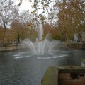 Jet d'eau au canal de la Fontaine à Nîmes
