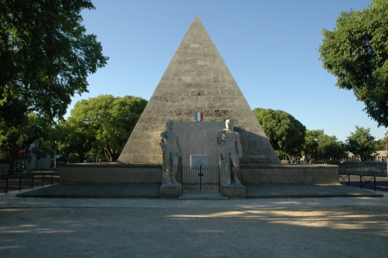 2006_06_11_Monument_pyramide_DSC_5195.JPG