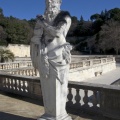 Terme à la grappe (3743 visites) au Jardin de la Fontaine à Nîmes Terme à la grappe