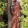 Statue de St Joseph posée au sol