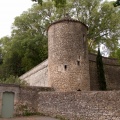 Porte, murs, tour et micocouliers