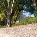 Murs, micocouliers, tour et château