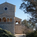 Au pied du monument