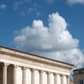 Nuages sur la Maison carrée