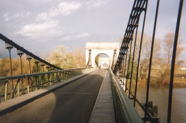 1996_01_Le_Pont_de_Trinquetaille_a_Fourques.jpg
