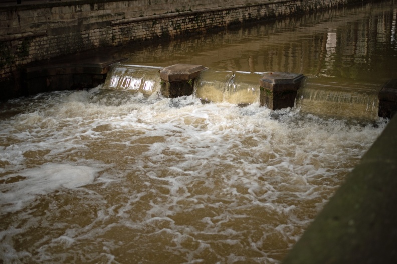 Barrage sur le canal de la Fontaine