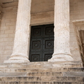 Escaliers, colonnes et porte fermée